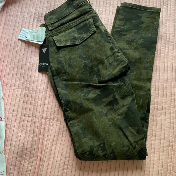 BRAND NEW GUESS CAMO CARGO PANT SZ XSMALL - Picture 4 of 15